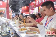 解梦大师“嗦粉”经济火热 中国多地“食力”出圈
